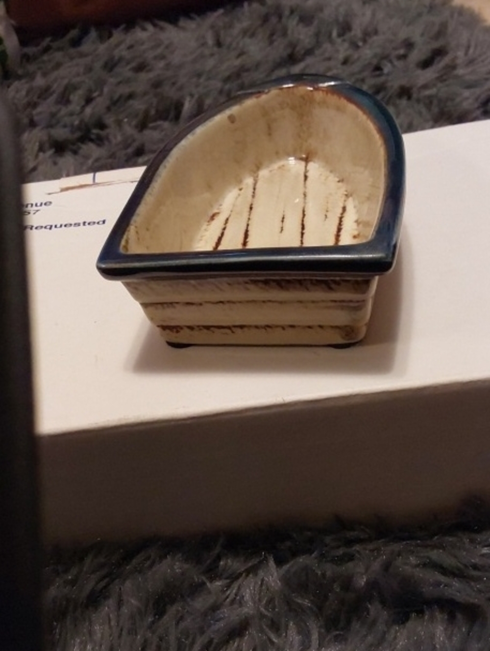 Vintage Boat Trinket Dish with Two Figurines - Cream & Blue Ceramic - Picture 4 of 4